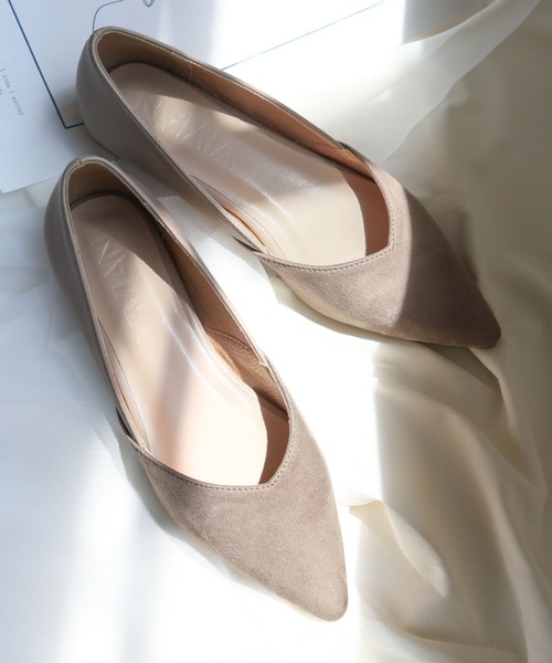 VIVIAN(ヴィヴィアン)の「ポインテッドトゥVカット切り替えデザインフラットパンプス(パンプス・レディース・ブラック/ベージュ/プラチナム/グレー系その他7/ゴールド・S/M/L/LL)」の7枚目の写真