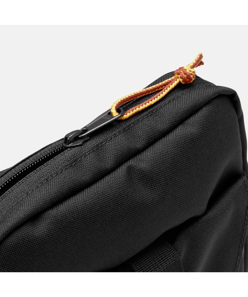 Timberland（ティンバーランド）の「オールジェンダー ヘリテージ クロスボディ バッグ（ショルダーバッグ・メンズ・ブラック/ライトブラウン・FREE）」の5枚目の写真