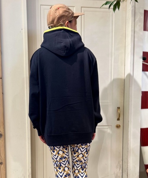 SNOOPY×OLD BETTY'S（スヌーピーカケルオールドベティーズ）の「スヌーピー【SNOOPY】Sweat Pullover Parka (THE WORLD'S柄）（パーカー・レディース・ネイビー系1・L/M）」の2枚目の写真