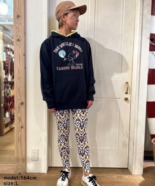 SNOOPY×OLD BETTY'S（スヌーピーカケルオールドベティーズ）の「スヌーピー【SNOOPY】Sweat Pullover Parka (THE WORLD'S柄）（パーカー・レディース・ネイビー系1・L/M）」の3枚目の写真