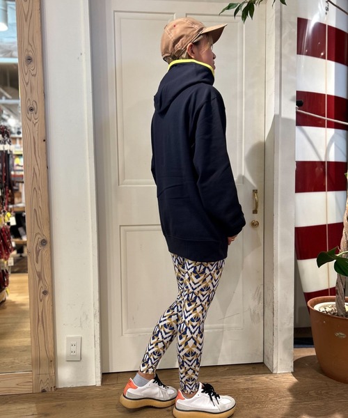 SNOOPY×OLD BETTY'S（スヌーピーカケルオールドベティーズ）の「スヌーピー【SNOOPY】Sweat Pullover Parka (THE WORLD'S柄）（パーカー・レディース・ネイビー系1・L/M）」の4枚目の写真