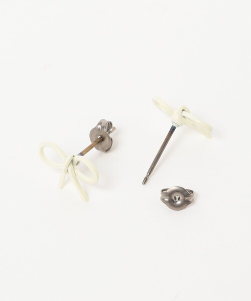 Ray BEAMS（レイビームス）の「Ray BEAMS / マット ミニ リボン ピアス（ピアス（両耳用）・レディース・ピンク/オフホワイト・ONE SIZE）」の3枚目の写真