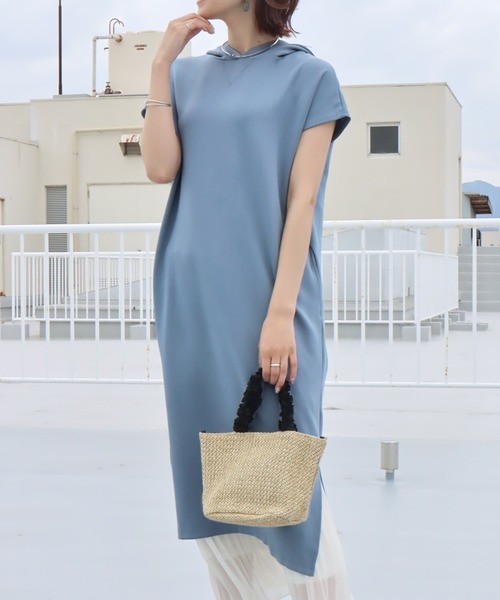 libelle more(リベル モア)の「薄手ポンチ フードワンピース(ワンピース・レディース・カーキ/グレイッシュベージュ/ブルー/ブラック・M)」の4枚目の写真