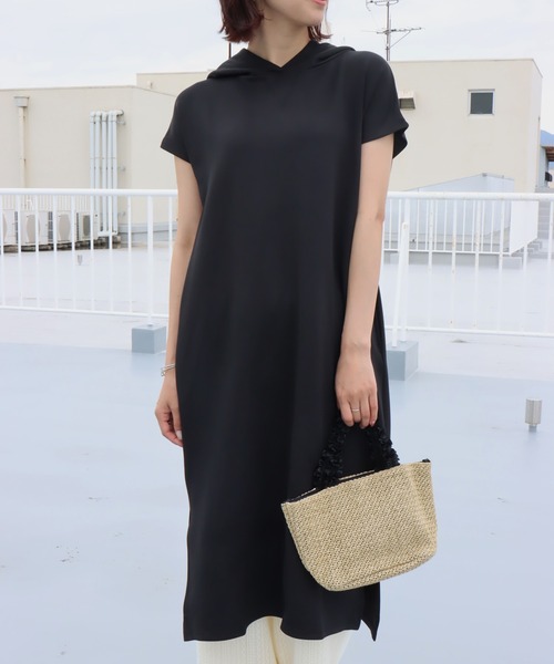 libelle more(リベル モア)の「薄手ポンチ フードワンピース(ワンピース・レディース・カーキ/グレイッシュベージュ/ブルー/ブラック・M)」の2枚目の写真