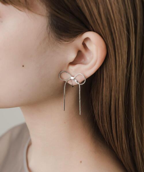 SMELLY(スメリー)の「チェーンリボンイヤリング(イヤリング・レディース・シルバー/ゴールド・-)」の2枚目の写真