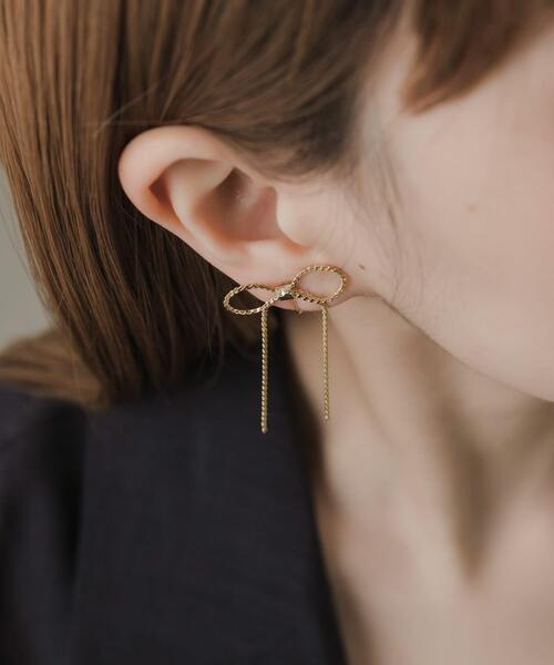 SMELLY(スメリー)の「チェーンリボンイヤリング(イヤリング・レディース・シルバー/ゴールド・-)」の6枚目の写真