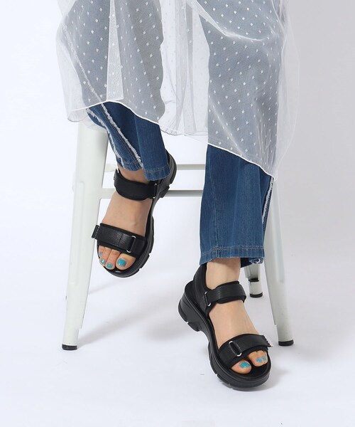 SHOO・LA・RUE（シューラルー）の「◆大人のテープ使い 疲れにくいスポーツサンダル（サンダル・レディース・ブラック/シルバー/シルバー系・45/35）」の10枚目の写真