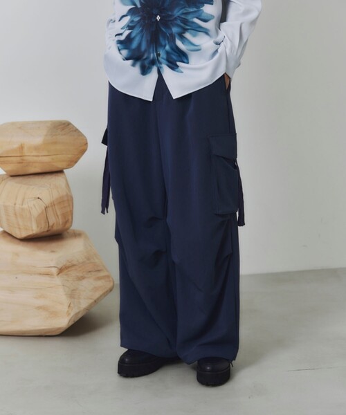 tk.TAKEO KIKUCHI（ティーケータケオキクチ）の「ワイドカーゴスラックス（カーゴパンツ・メンズ・チャコールグレー/ダークグリーン/ブラック・01/02/03）」の2枚目の写真