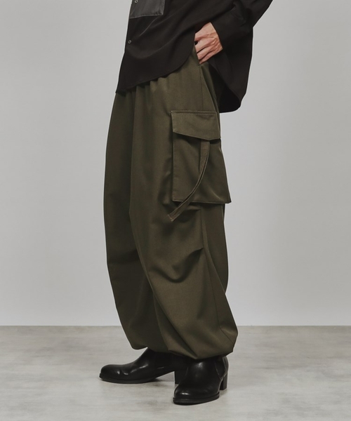 tk.TAKEO KIKUCHI（ティーケータケオキクチ）の「ワイドカーゴスラックス（カーゴパンツ・メンズ・チャコールグレー/ダークグリーン/ブラック・01/02/03）」の4枚目の写真