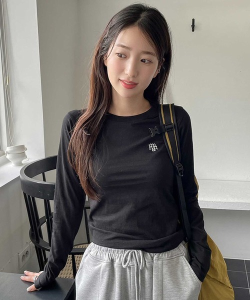 muahmuah（ムーアムーア）の「A'GEM/9 × .kom 『muah muah/ムーアムーア』 STITCH LOGO BASIC LONG SLEEVE T-SHIRT/スリムフィットベーシックロングシャツ（Tシャツ/カットソー・レディース・ホワイト/ブラック/カーキ・FREE）」の3枚目の写真