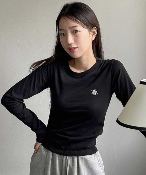 muahmuah（ムーアムーア）の「A'GEM/9 × .kom 『muah muah/ムーアムーア』 STITCH LOGO BASIC LONG SLEEVE T-SHIRT/スリムフィットベーシックロングシャツ（Tシャツ/カットソー・レディース・ホワイト/ブラック/カーキ・FREE）」の8枚目の写真