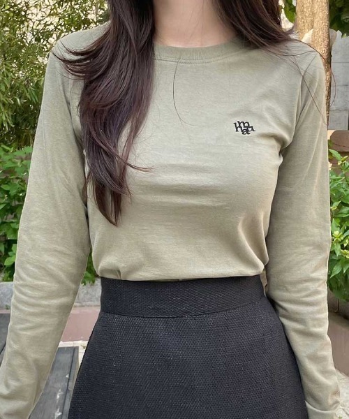 muahmuah（ムーアムーア）の「A'GEM/9 × .kom 『muah muah/ムーアムーア』 STITCH LOGO BASIC LONG SLEEVE T-SHIRT/スリムフィットベーシックロングシャツ（Tシャツ/カットソー・レディース・ホワイト/ブラック/カーキ・FREE）」の10枚目の写真