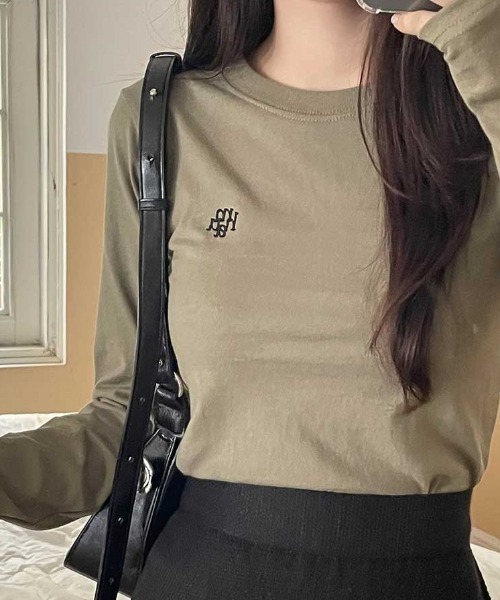 muahmuah（ムーアムーア）の「A'GEM/9 × .kom 『muah muah/ムーアムーア』 STITCH LOGO BASIC LONG SLEEVE T-SHIRT/スリムフィットベーシックロングシャツ（Tシャツ/カットソー・レディース・ホワイト/ブラック/カーキ・FREE）」の11枚目の写真