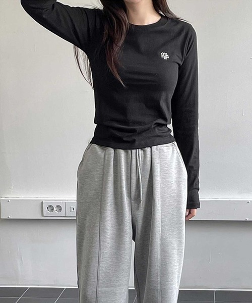 muahmuah（ムーアムーア）の「A'GEM/9 × .kom 『muah muah/ムーアムーア』 STITCH LOGO BASIC LONG SLEEVE T-SHIRT/スリムフィットベーシックロングシャツ（Tシャツ/カットソー・レディース・ホワイト/ブラック/カーキ・FREE）」の9枚目の写真