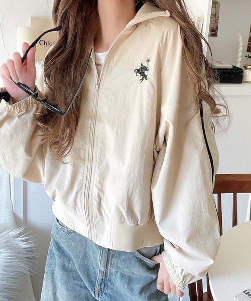 ナイロンジャケット ベージュ SFFS刺繍付き classicalelf（クラシカルエルフ）の「大人スポーティMIX。胸刺繍入り