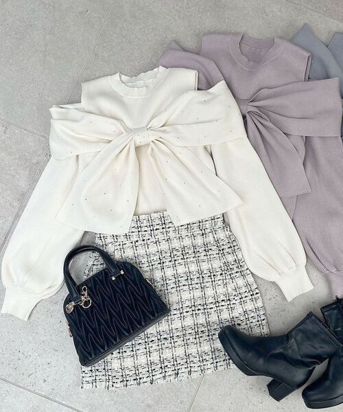 MAJESTIC LEGON（マジェスティックレゴン）の「ビジューリボン肩あきニット（ニット/セーター・レディース・ラベンダー/ボルドー/ライトグレー/アイボリー/ブラック/チャコールグレー/ライトピンク・MEDIUM）」の2枚目の写真