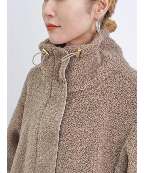 Samansa Mos2 blue（サマンサモスモスブルー）の「スタンドカラーボアジャケット（ノーカラージャケット・レディース・モカ/チャコールグレー/ライトベージュ・F）」の4枚目の写真