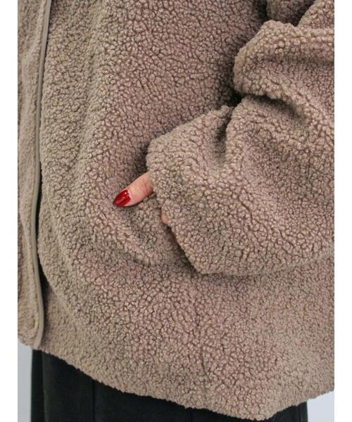 Samansa Mos2 blue（サマンサモスモスブルー）の「スタンドカラーボアジャケット（ノーカラージャケット・レディース・モカ/チャコールグレー/ライトベージュ・F）」の5枚目の写真