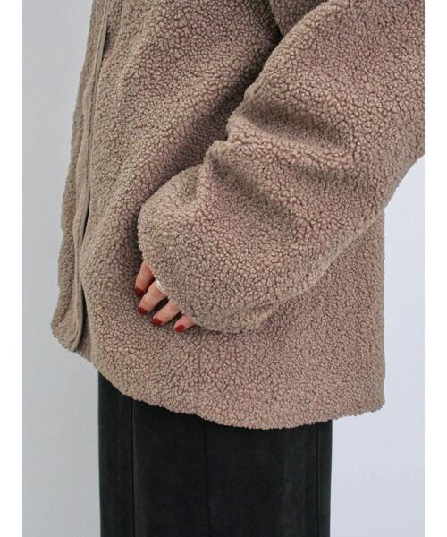 Samansa Mos2 blue（サマンサモスモスブルー）の「スタンドカラーボアジャケット（ノーカラージャケット・レディース・モカ/チャコールグレー/ライトベージュ・F）」の6枚目の写真