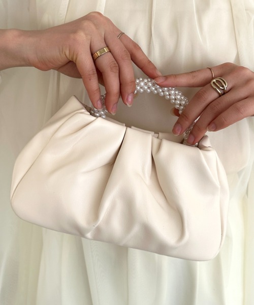 MYMOOD.（マイムード）の「パールPUギャザーコンパクトパーティーバッグ（ハンドバッグ・レディース・シルバー/ブラック/ゴールド/ホワイト/アイボリー・FREE）」の3枚目の写真
