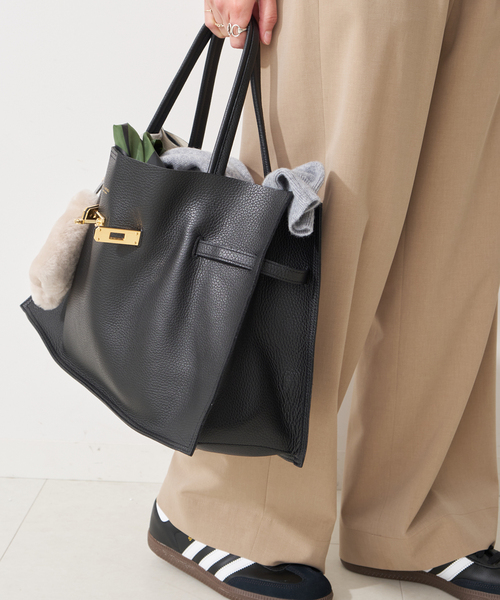 Spick & Span(スピックアンドスパン)の「《WEB+自由が丘限定追加》VIOLAd'ORO イタリアンWフェイスレザートートバッグ(トートバッグ・レディース・ブラック/チャコールグレー・FREE)」の8枚目の写真