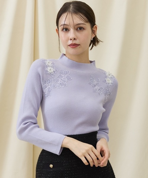 SWINGLE（スウィングル）の「ショルダーレース刺繍ニットプルオーバー（ニット/セーター・レディース・ラベンダー/ライトベージュ/ブラック・FREE）」の3枚目の写真
