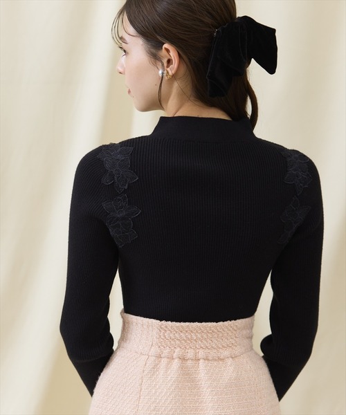 SWINGLE（スウィングル）の「ショルダーレース刺繍ニットプルオーバー（ニット/セーター・レディース・ラベンダー/ライトベージュ/ブラック・FREE）」の12枚目の写真