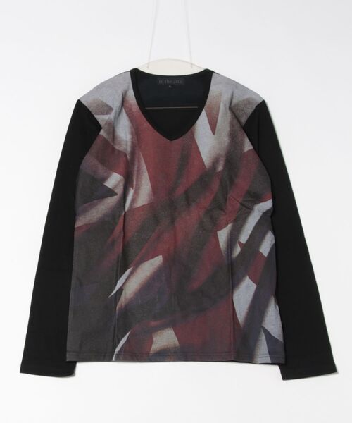 ARCHIVER(アーカイバ)の「【W】【it】【in the attic】Vネック/フラッグプリント/LS-T(Tシャツ/カットソー・メンズ・ブラック/ホワイト・LARGE/MEDIUM/X-LARGE)」の2枚目の写真