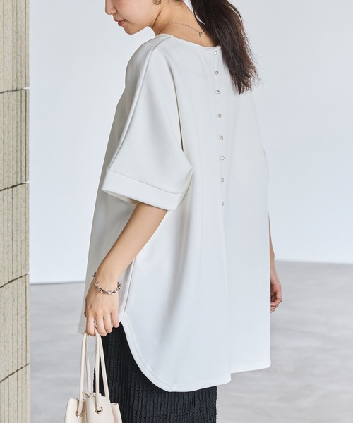 LAVEANGE(ラビアンジェ)の「バックパールポンチプルオーバー|大人のバックシャン/ラウンドヘム/上品見え/楽ちんキレイ/イージーケア/体型カバー(Tシャツ/カットソー・レディース・ブラック/オフホワイト・M/LL/3L/4L/5L)」の2枚目の写真