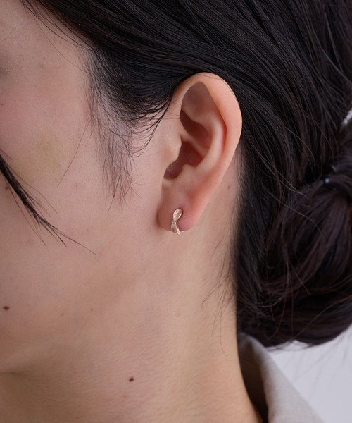 CALIN STANDARD(カリンスタンダード)の「◆金属アレルギー対応◆◆made in japan◆【片手でスムースワンタッチ】クロススターダスト ミニスムースピアス(ピアス(両耳用)・レディース・ゴールド/ピンクゴールド/シルバー・FREE)」の4枚目の写真