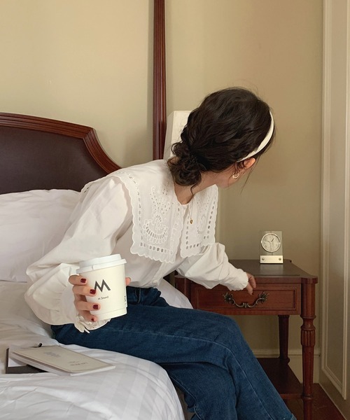 shopnikoniko（ショップニコニコ）の「ブラウス 長袖 襟 ビックカラー 白 レース 刺繍 キレイめ ビッグカラーシャツ（シャツ/ブラウス・レディース・ホワイト・フリー）」の4枚目の写真