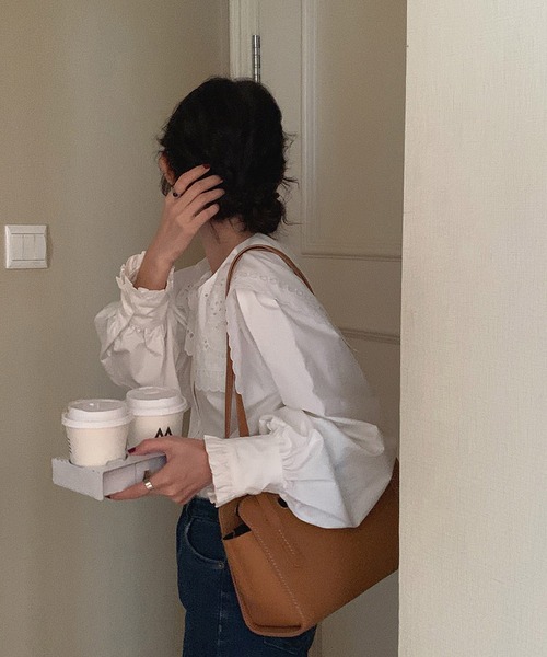 shopnikoniko（ショップニコニコ）の「ブラウス 長袖 襟 ビックカラー 白 レース 刺繍 キレイめ ビッグカラーシャツ（シャツ/ブラウス・レディース・ホワイト・フリー）」の2枚目の写真