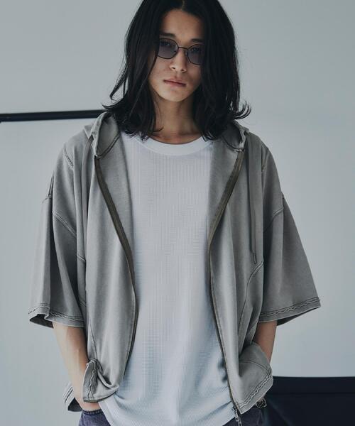 tk.TAKEO KIKUCHI(ティーケータケオキクチ)の「ヴィンテージライククロップドパーカ(パーカー・メンズ・ブラック/オリーブ・02/03)」の2枚目の写真