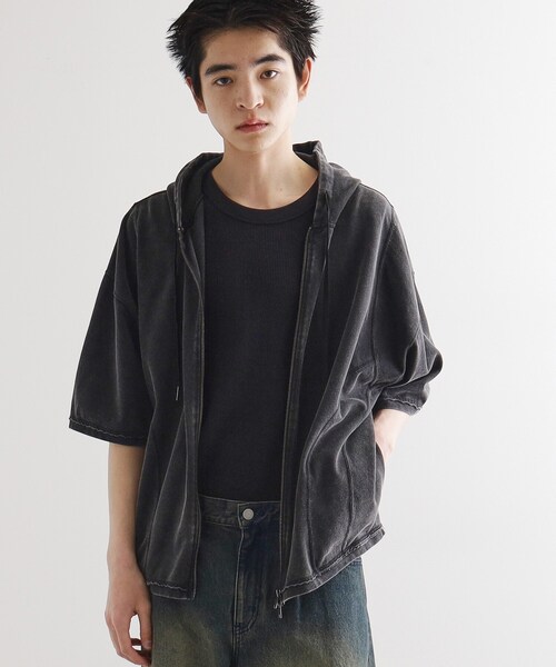 tk.TAKEO KIKUCHI(ティーケータケオキクチ)の「ヴィンテージライククロップドパーカ(パーカー・メンズ・ブラック/オリーブ・02/03)」の1枚目の写真