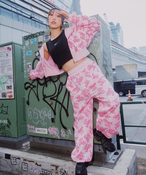 repipi armario（レピピ アルマリオ）の「【HOnOKAコラボ】ワイドスウェット【セットアップ着用可能】（スウェットパンツ・キッズ・ブラック/ピンク/レッド・MEDIUM/LARGE）」の11枚目の写真