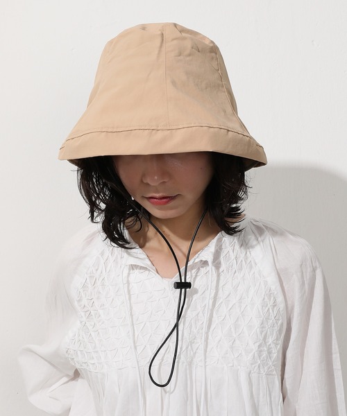 Monocoro toppi(モノコロトッピ)の「UV 裏地メッシュ あご紐付き ワイドブリム バケットハット(ハット・レディース・ベージュ/アイボリー/ブラック・フリー)」の12枚目の写真