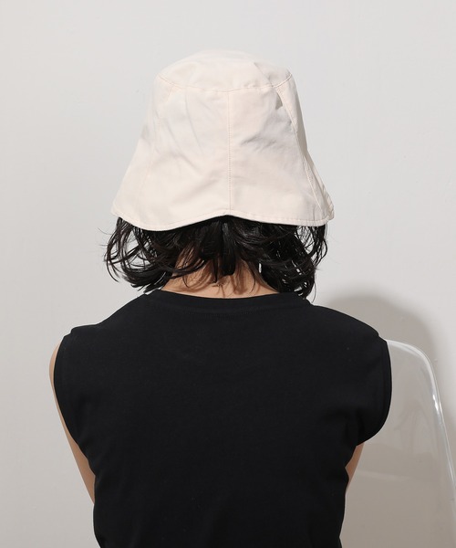 Monocoro toppi(モノコロトッピ)の「UV 裏地メッシュ あご紐付き ワイドブリム バケットハット(ハット・レディース・ベージュ/アイボリー/ブラック・フリー)」の6枚目の写真