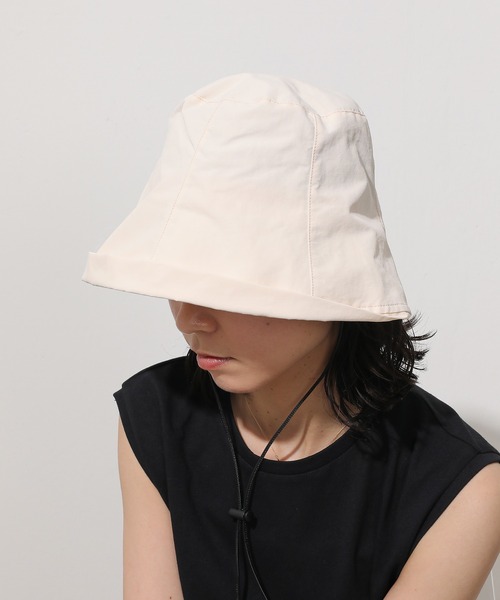 Monocoro toppi(モノコロトッピ)の「UV 裏地メッシュ あご紐付き ワイドブリム バケットハット(ハット・レディース・ベージュ/アイボリー/ブラック・フリー)」の4枚目の写真