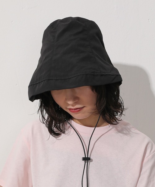 Monocoro toppi(モノコロトッピ)の「UV 裏地メッシュ あご紐付き ワイドブリム バケットハット(ハット・レディース・ベージュ/アイボリー/ブラック・フリー)」の7枚目の写真