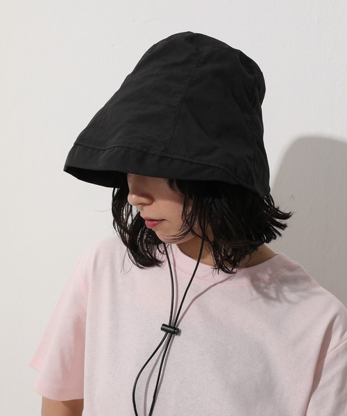 Monocoro toppi(モノコロトッピ)の「UV 裏地メッシュ あご紐付き ワイドブリム バケットハット(ハット・レディース・ベージュ/アイボリー/ブラック・フリー)」の8枚目の写真