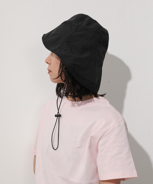 Monocoro toppi(モノコロトッピ)の「UV 裏地メッシュ あご紐付き ワイドブリム バケットハット(ハット・レディース・ベージュ/アイボリー/ブラック・フリー)」の9枚目の写真