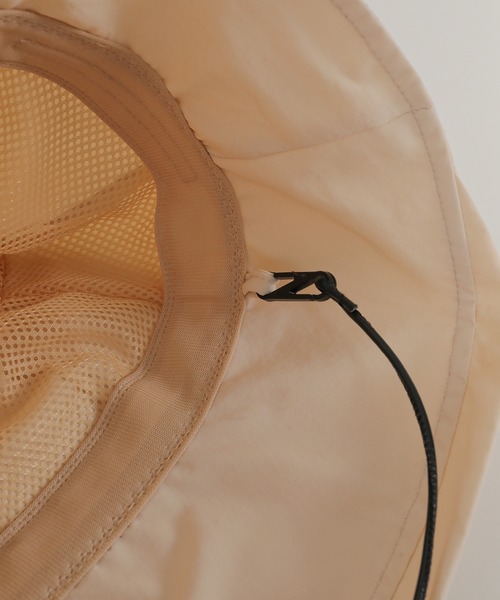 Monocoro toppi(モノコロトッピ)の「UV 裏地メッシュ あご紐付き ワイドブリム バケットハット(ハット・レディース・ベージュ/アイボリー/ブラック・フリー)」の22枚目の写真