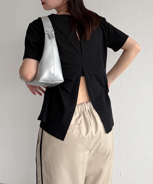 MUHET(ミュエータ)の「back open shirring logo t-shirt / バックオープンシャーリングロゴTシャツ(Tシャツ/カットソー・レディース・ブラック/オフホワイト・SMALL/MEDIUM)」の1枚目の写真