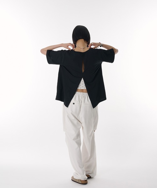 MUHET(ミュエータ)の「back open shirring logo t-shirt / バックオープンシャーリングロゴTシャツ(Tシャツ/カットソー・レディース・ブラック/オフホワイト・SMALL/MEDIUM)」の16枚目の写真