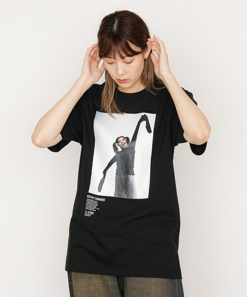 BEAMS T（ビームスティー）の「【別注】Kevin Cummins /「Bjork」Photo T ②（Tシャツ/カットソー・メンズ・ブラック・S/M/L/XL）」の6枚目の写真