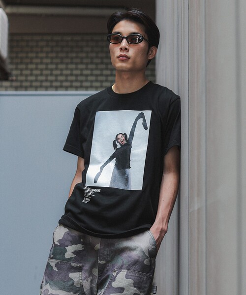 BEAMS T（ビームスティー）の「【別注】Kevin Cummins /「Bjork」Photo T ②（Tシャツ/カットソー・メンズ・ブラック・S/M/L/XL）」の2枚目の写真