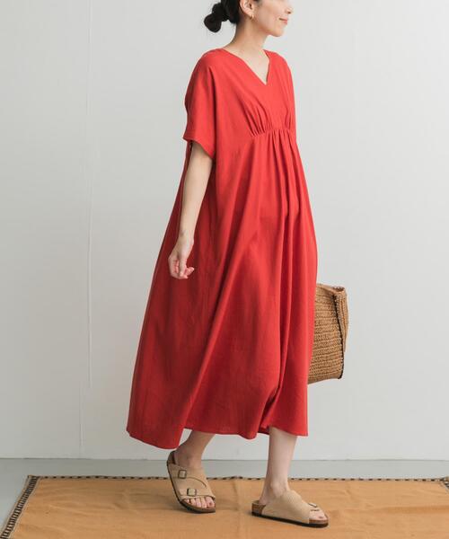 URBAN RESEARCH DOORS（アーバンリサーチドアーズ）の「リネンレーヨンVネック切替ギャザーワンピース（ワンピース・レディース・ブラック/レッド/グリーン・MEDIUM）」の4枚目の写真