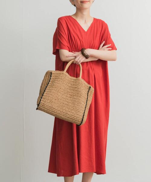 URBAN RESEARCH DOORS（アーバンリサーチドアーズ）の「リネンレーヨンVネック切替ギャザーワンピース（ワンピース・レディース・ブラック/レッド/グリーン・MEDIUM）」の5枚目の写真