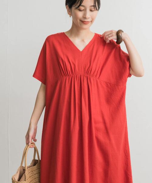 URBAN RESEARCH DOORS（アーバンリサーチドアーズ）の「リネンレーヨンVネック切替ギャザーワンピース（ワンピース・レディース・ブラック/レッド/グリーン・MEDIUM）」の6枚目の写真