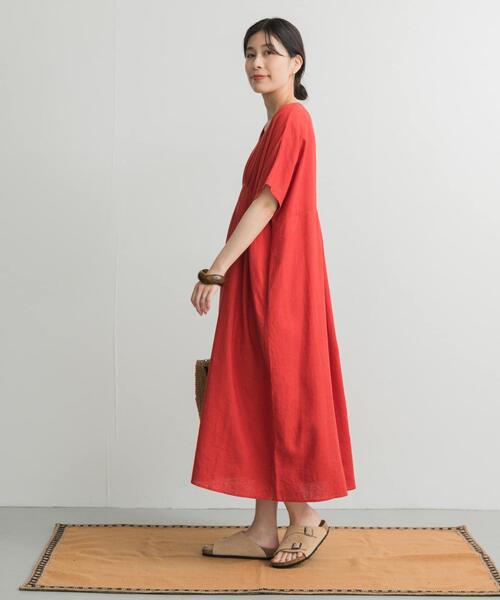 URBAN RESEARCH DOORS（アーバンリサーチドアーズ）の「リネンレーヨンVネック切替ギャザーワンピース（ワンピース・レディース・ブラック/レッド/グリーン・MEDIUM）」の10枚目の写真